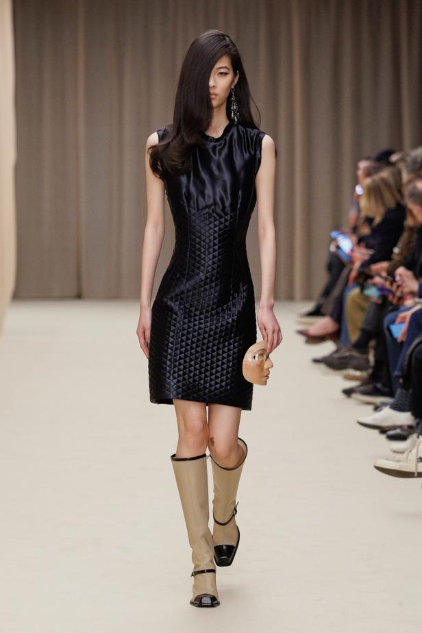 ما خلف الكمال في مجموعة McQueen خريف وشتاء 2026 للملابس الجاهزة