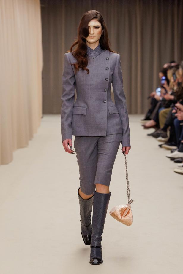 ما خلف الكمال في مجموعة McQueen خريف وشتاء 2026 للملابس الجاهزة