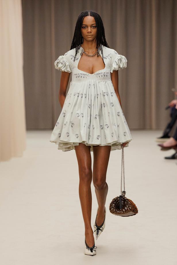 ما خلف الكمال في مجموعة McQueen خريف وشتاء 2026 للملابس الجاهزة