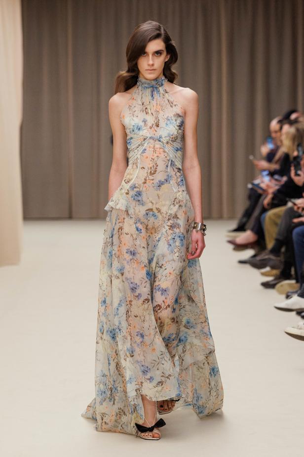 ما خلف الكمال في مجموعة McQueen خريف وشتاء 2026 للملابس الجاهزة