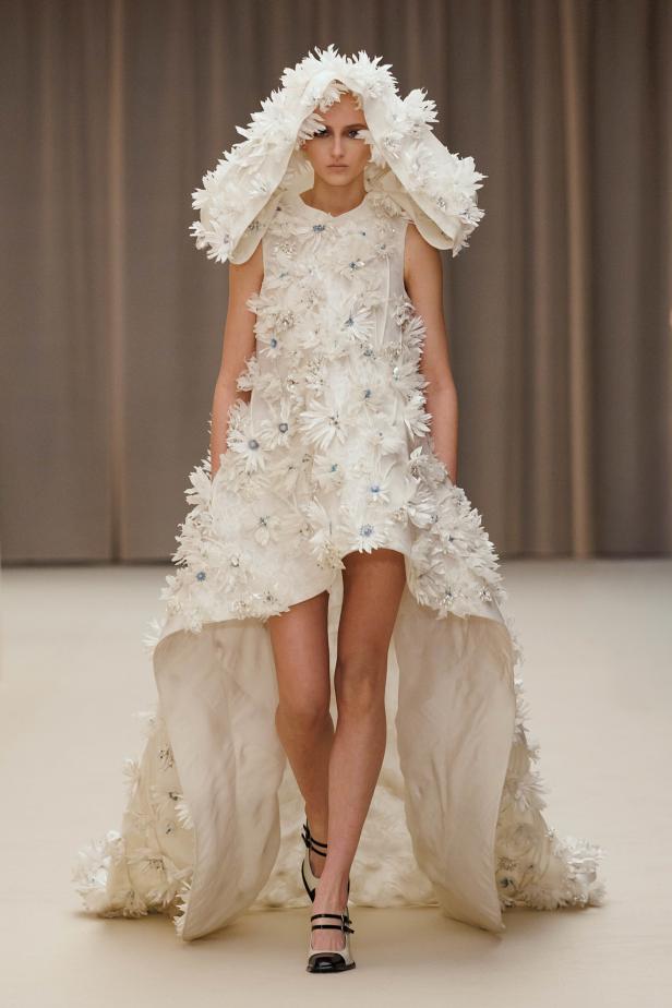 ما خلف الكمال في مجموعة McQueen خريف وشتاء 2026 للملابس الجاهزة