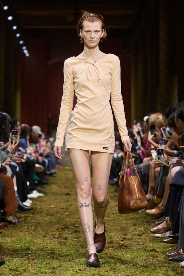 مجموعة‎ Miu Miu ‎لخريف 2026... صدى عاطفي وشعور يتجلى في الأزياء