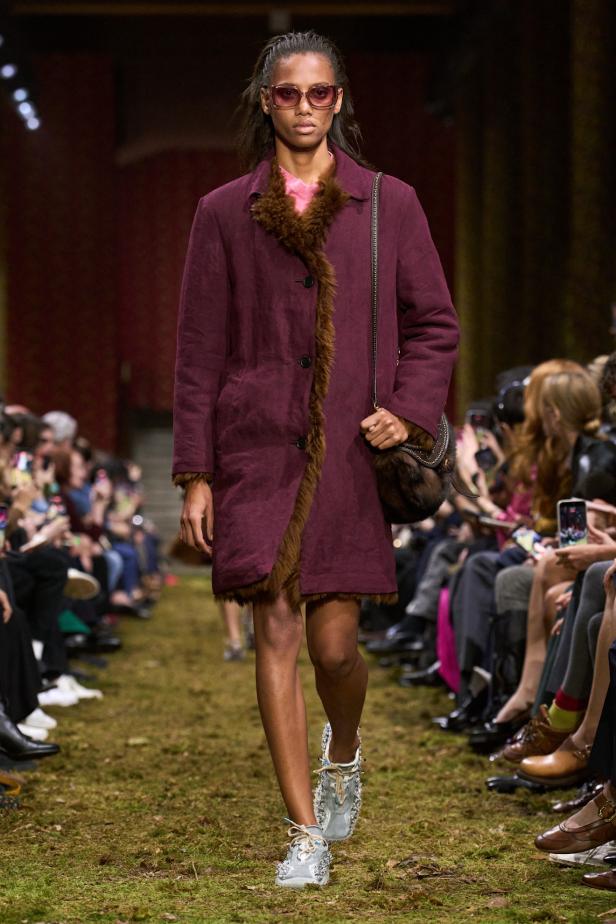 مجموعة‎ Miu Miu ‎لخريف 2026... صدى عاطفي وشعور يتجلى في الأزياء