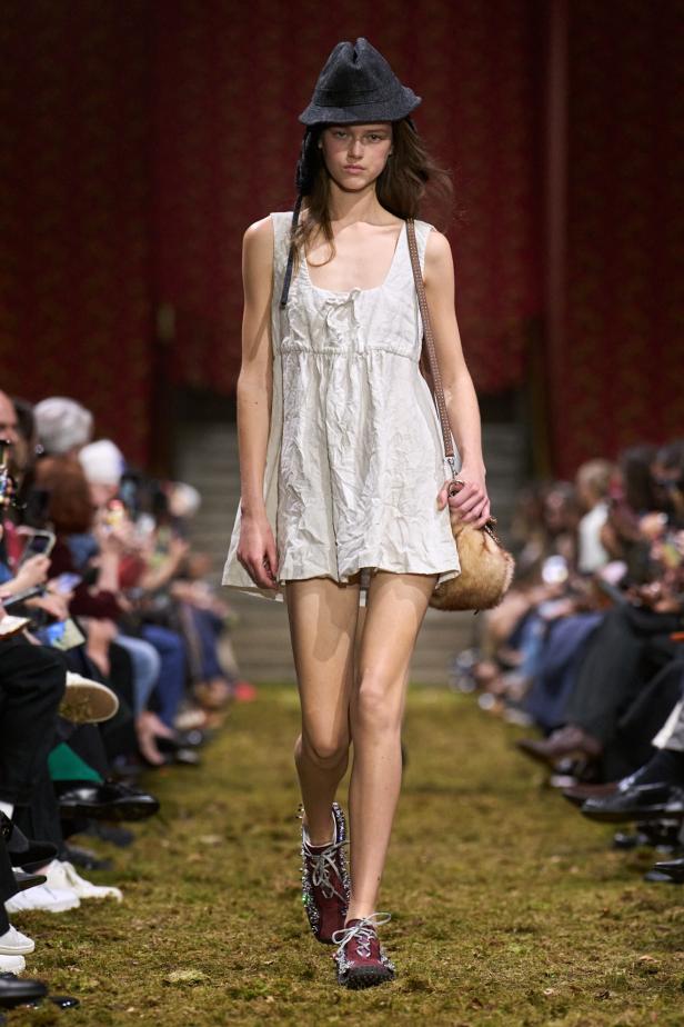 مجموعة‎ Miu Miu ‎لخريف 2026... صدى عاطفي وشعور يتجلى في الأزياء