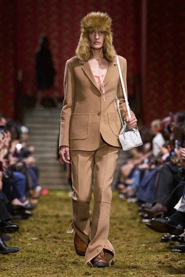 مجموعة‎ Miu Miu ‎لخريف 2026... صدى عاطفي وشعور يتجلى في الأزياء