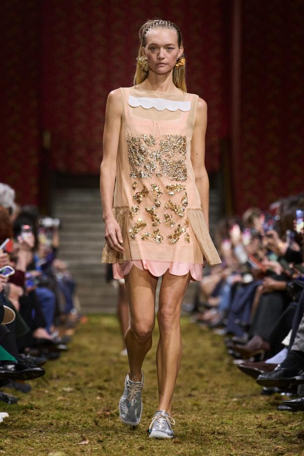 مجموعة‎ Miu Miu ‎لخريف 2026... صدى عاطفي وشعور يتجلى في الأزياء