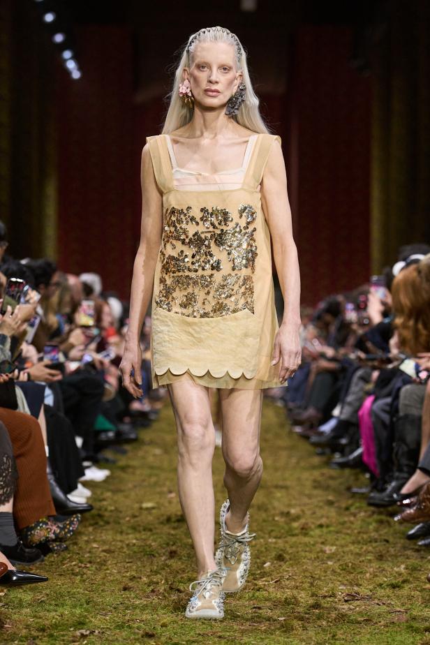 مجموعة‎ Miu Miu ‎لخريف 2026... صدى عاطفي وشعور يتجلى في الأزياء