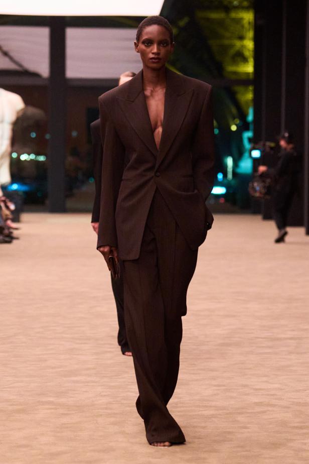 ستون عاماً من الغموض الأسود..بدلة Le Smoking تتصدر مجموعة Saint Laurent خريف وشتاء 2026 للملابس الجاهزة