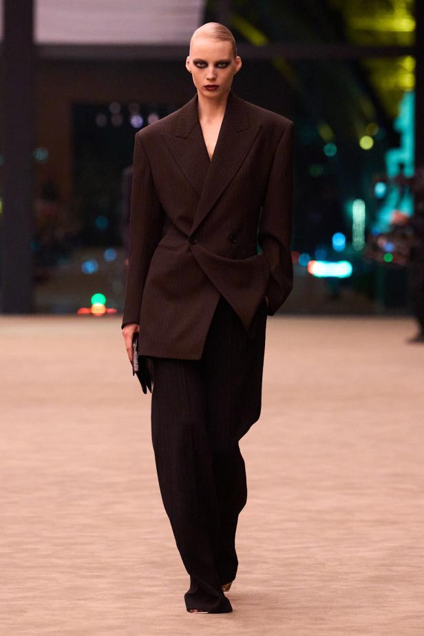 ستون عاماً من الغموض الأسود..بدلة Le Smoking تتصدر مجموعة Saint Laurent خريف وشتاء 2026 للملابس الجاهزة