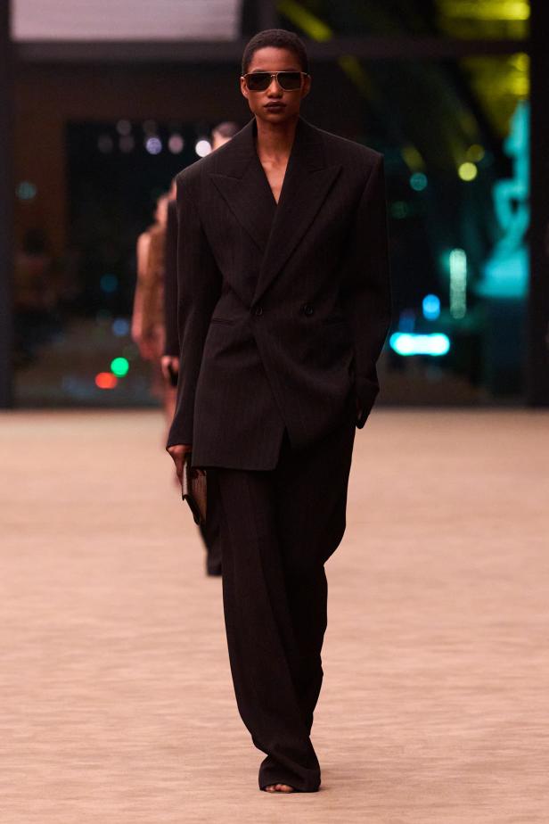 ستون عاماً من الغموض الأسود..بدلة Le Smoking تتصدر مجموعة Saint Laurent خريف وشتاء 2026 للملابس الجاهزة