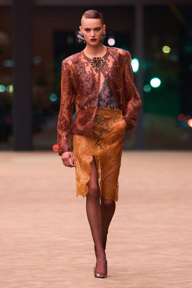 ستون عاماً من الغموض الأسود..بدلة Le Smoking تتصدر مجموعة Saint Laurent خريف وشتاء 2026 للملابس الجاهزة