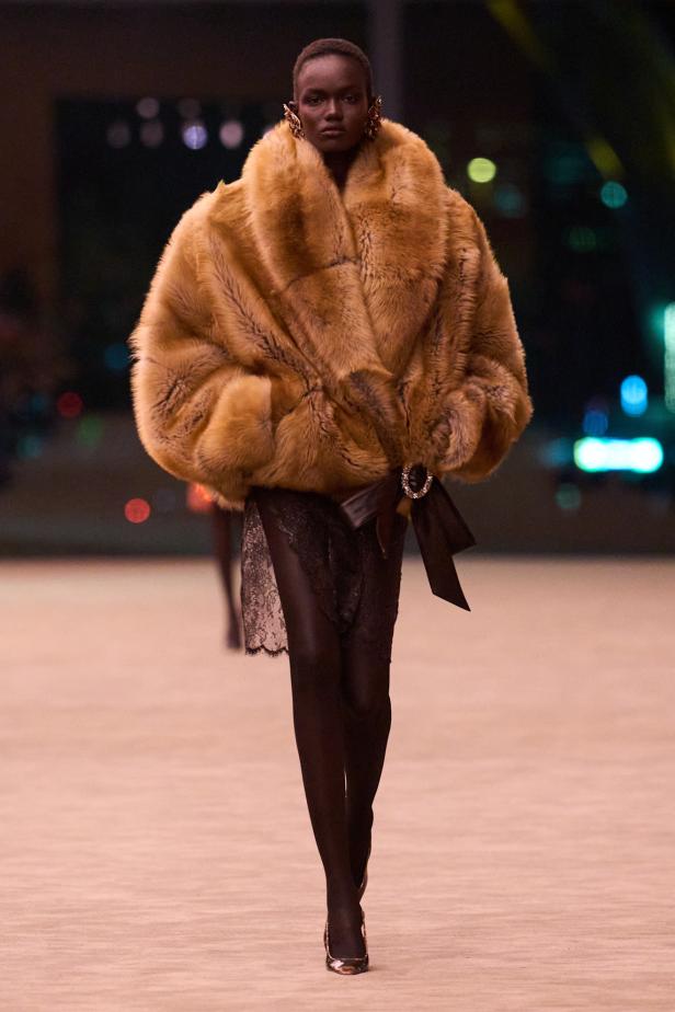 ستون عاماً من الغموض الأسود..بدلة Le Smoking تتصدر مجموعة Saint Laurent خريف وشتاء 2026 للملابس الجاهزة