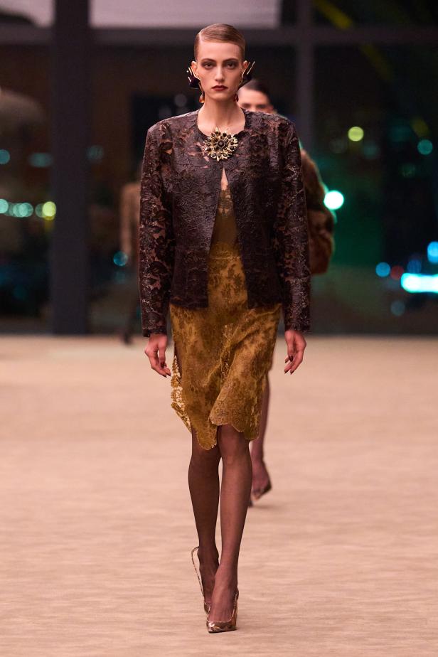 ستون عاماً من الغموض الأسود..بدلة Le Smoking تتصدر مجموعة Saint Laurent خريف وشتاء 2026 للملابس الجاهزة