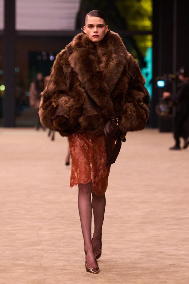 ستون عاماً من الغموض الأسود..بدلة Le Smoking تتصدر مجموعة Saint Laurent خريف وشتاء 2026 للملابس الجاهزة