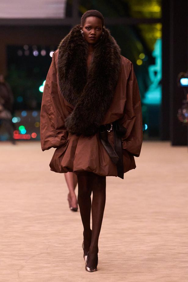 ستون عاماً من الغموض الأسود..بدلة Le Smoking تتصدر مجموعة Saint Laurent خريف وشتاء 2026 للملابس الجاهزة