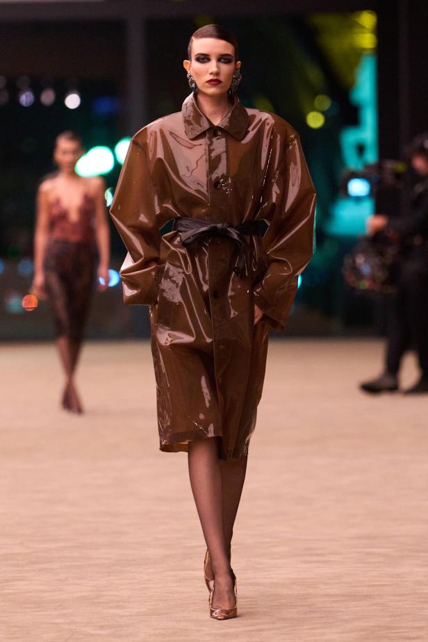 ستون عاماً من الغموض الأسود..بدلة Le Smoking تتصدر مجموعة Saint Laurent خريف وشتاء 2026 للملابس الجاهزة