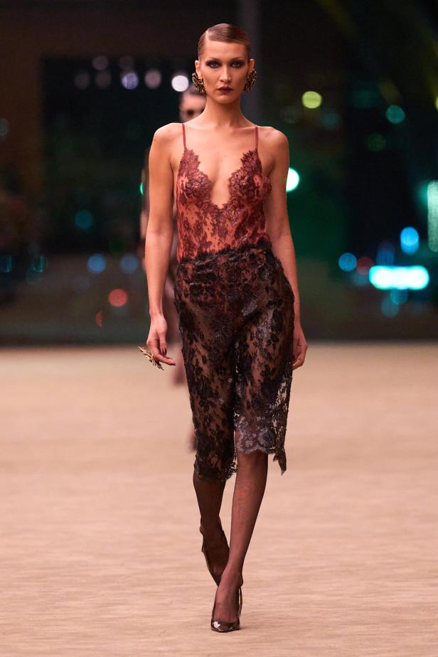 ستون عاماً من الغموض الأسود..بدلة Le Smoking تتصدر مجموعة Saint Laurent خريف وشتاء 2026 للملابس الجاهزة