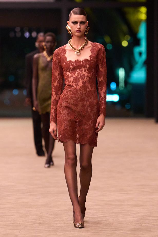 ستون عاماً من الغموض الأسود..بدلة Le Smoking تتصدر مجموعة Saint Laurent خريف وشتاء 2026 للملابس الجاهزة