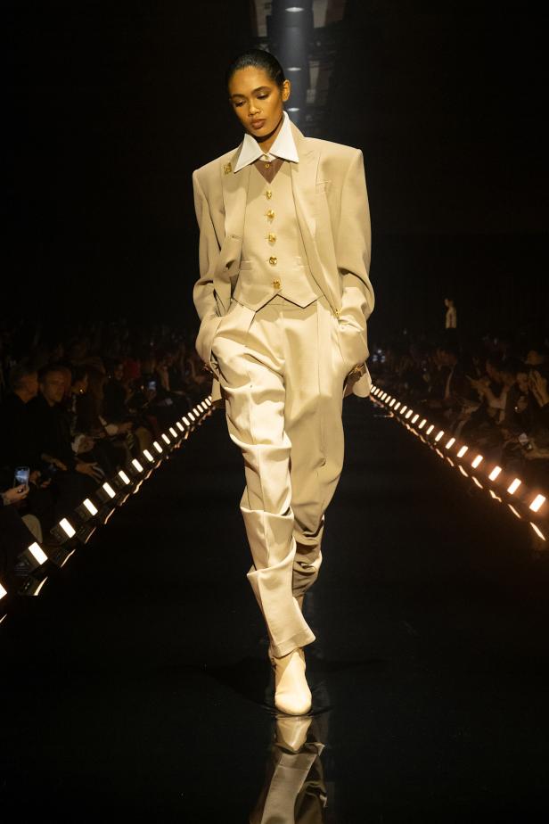 دانيال روزبيري يبرهن اتساع الأزياء الجاهزة لجموح السريالية في Schiaparelli خريف 2026