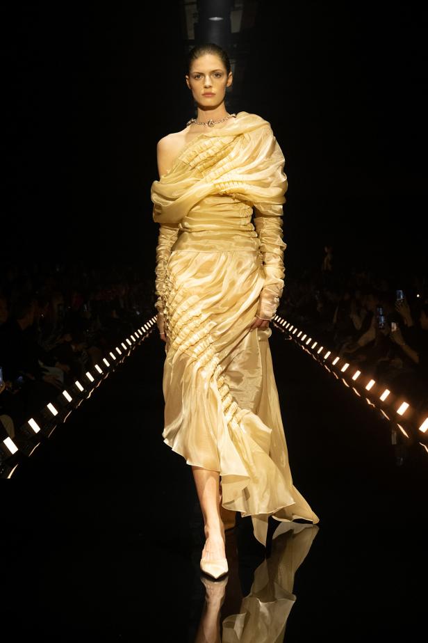 دانيال روزبيري يبرهن اتساع الأزياء الجاهزة لجموح السريالية في Schiaparelli خريف 2026