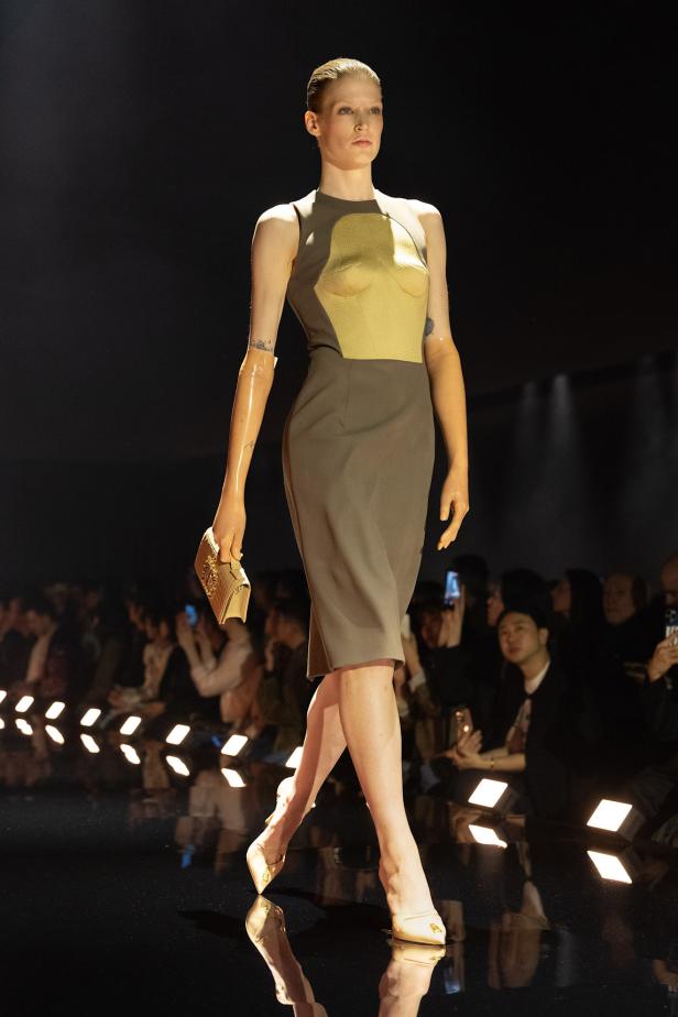 دانيال روزبيري يبرهن اتساع الأزياء الجاهزة لجموح السريالية في Schiaparelli خريف 2026