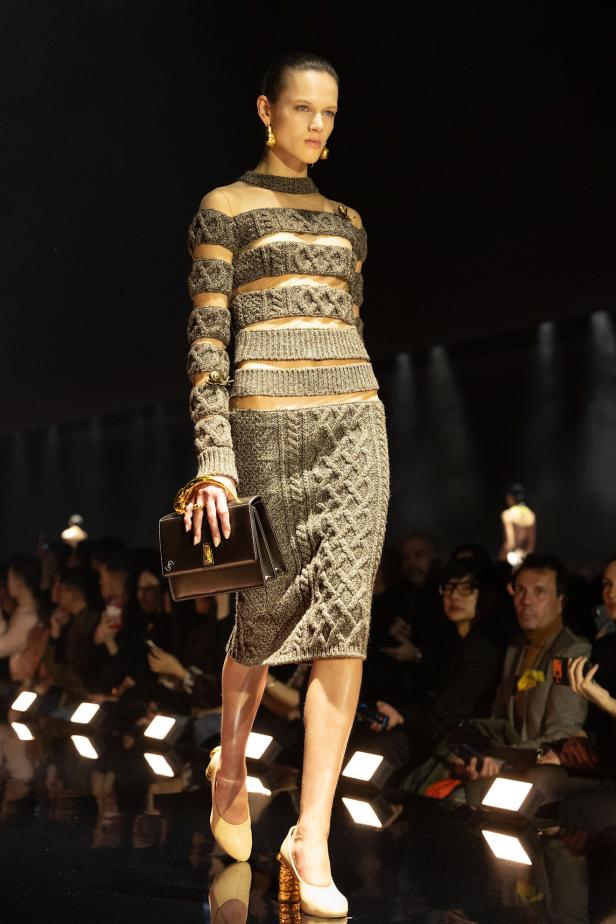 دانيال روزبيري يبرهن اتساع الأزياء الجاهزة لجموح السريالية في Schiaparelli خريف 2026