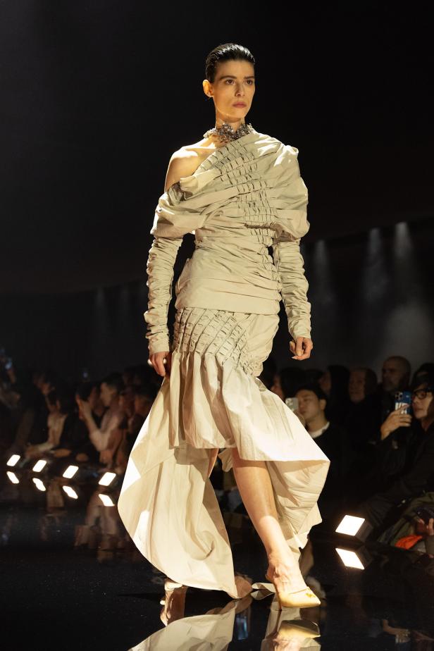 دانيال روزبيري يبرهن اتساع الأزياء الجاهزة لجموح السريالية في Schiaparelli خريف 2026