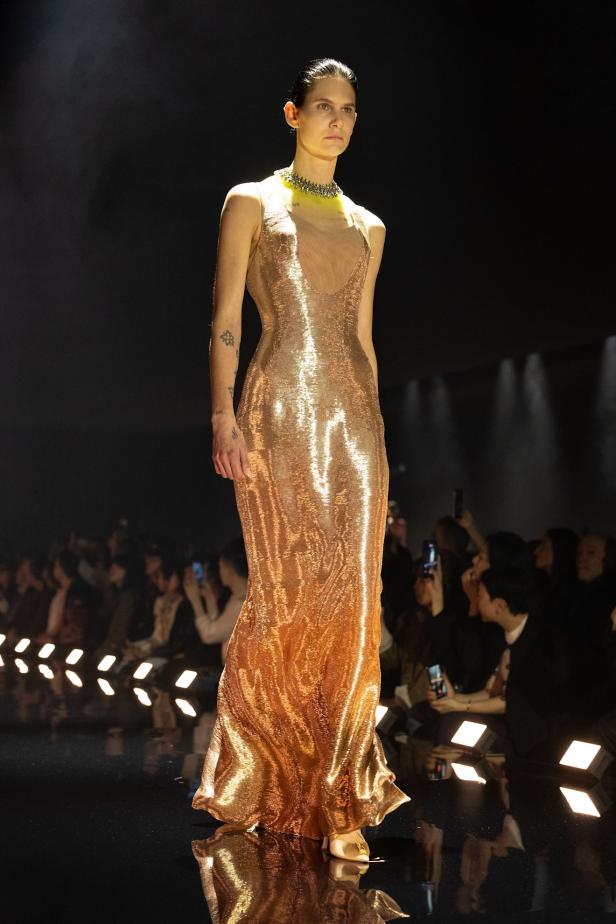 دانيال روزبيري يبرهن اتساع الأزياء الجاهزة لجموح السريالية في Schiaparelli خريف 2026