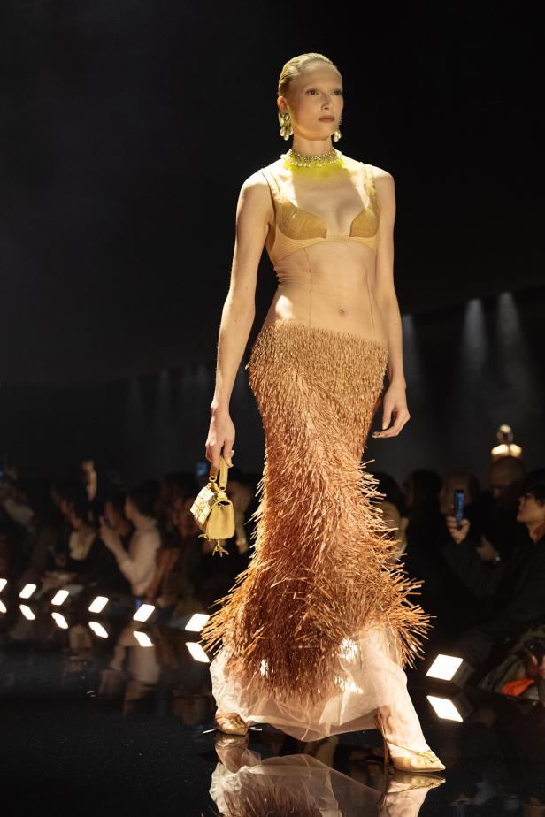 دانيال روزبيري يبرهن اتساع الأزياء الجاهزة لجموح السريالية في Schiaparelli خريف 2026