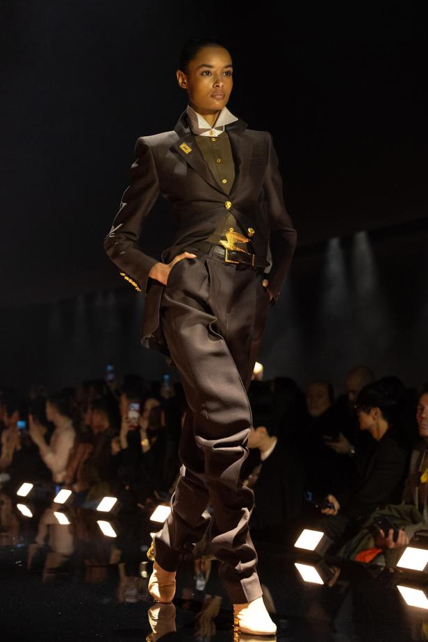 دانيال روزبيري يبرهن اتساع الأزياء الجاهزة لجموح السريالية في Schiaparelli خريف 2026