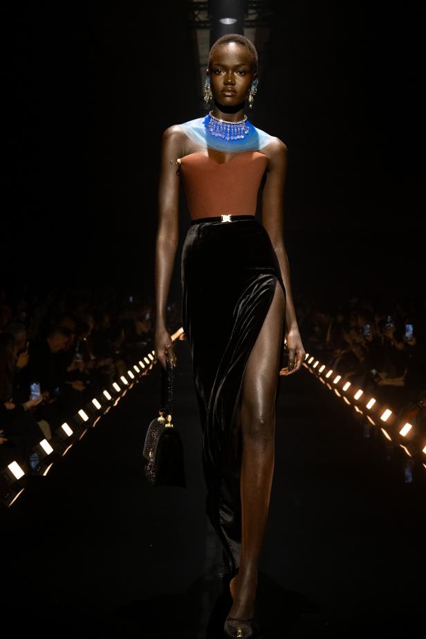 دانيال روزبيري يبرهن اتساع الأزياء الجاهزة لجموح السريالية في Schiaparelli خريف 2026