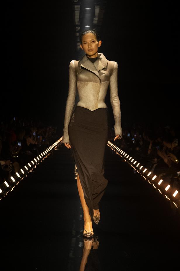 دانيال روزبيري يبرهن اتساع الأزياء الجاهزة لجموح السريالية في Schiaparelli خريف 2026