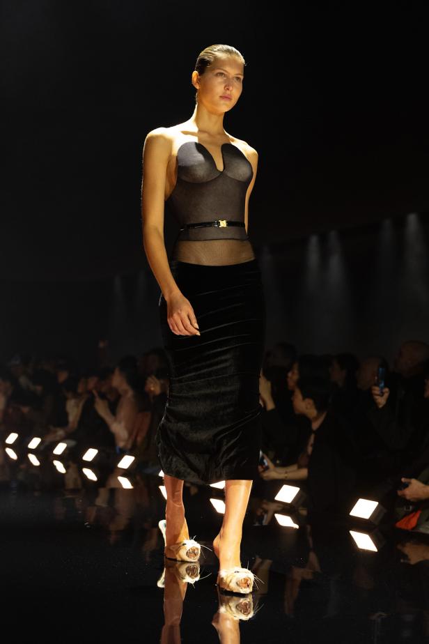 دانيال روزبيري يبرهن اتساع الأزياء الجاهزة لجموح السريالية في Schiaparelli خريف 2026