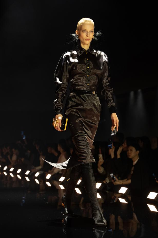 دانيال روزبيري يبرهن اتساع الأزياء الجاهزة لجموح السريالية في Schiaparelli خريف 2026