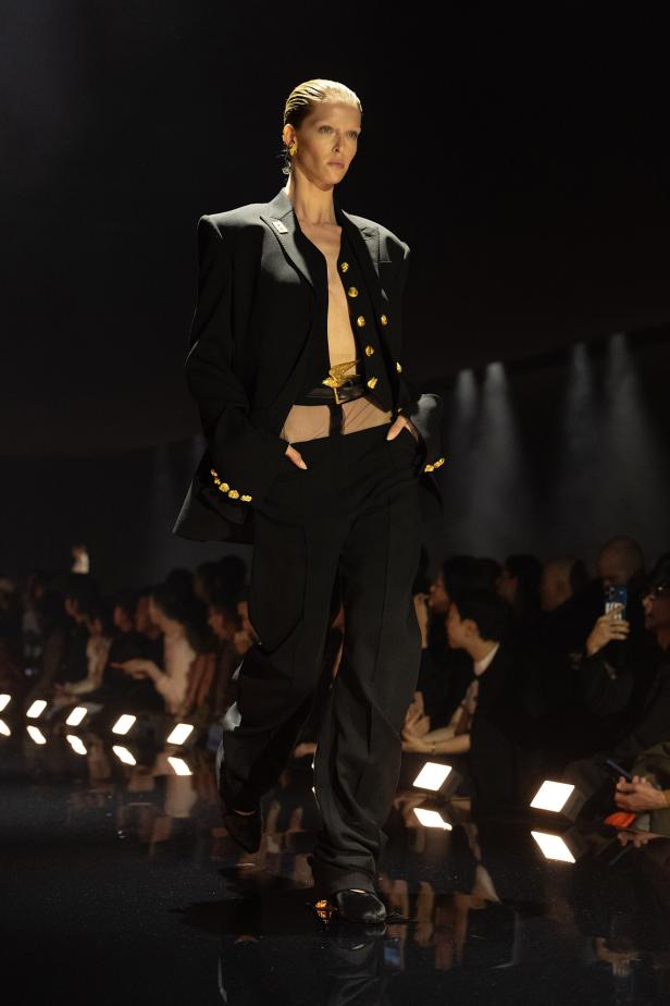 دانيال روزبيري يبرهن اتساع الأزياء الجاهزة لجموح السريالية في Schiaparelli خريف 2026