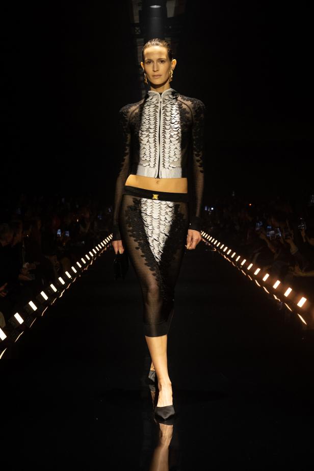 دانيال روزبيري يبرهن اتساع الأزياء الجاهزة لجموح السريالية في Schiaparelli خريف 2026