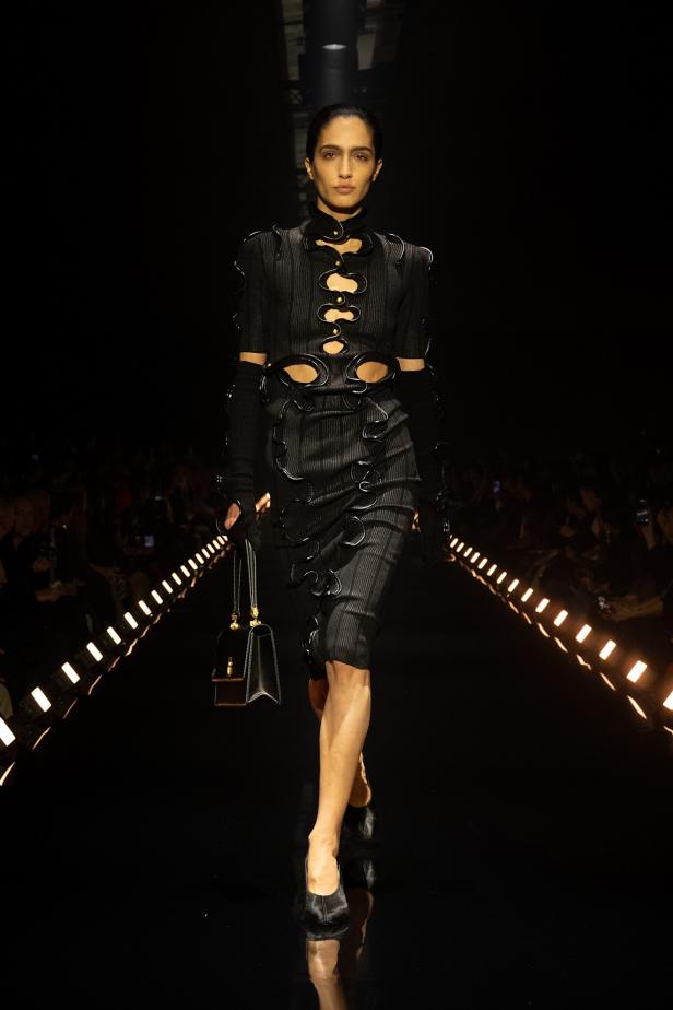 دانيال روزبيري يبرهن اتساع الأزياء الجاهزة لجموح السريالية في Schiaparelli خريف 2026