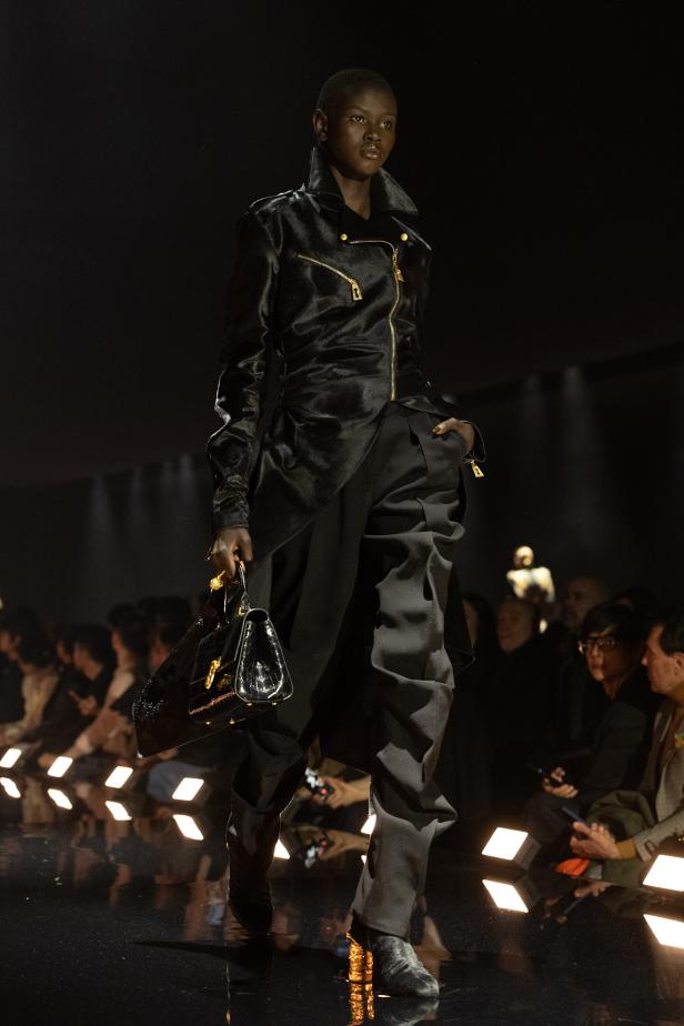 دانيال روزبيري يبرهن اتساع الأزياء الجاهزة لجموح السريالية في Schiaparelli خريف 2026