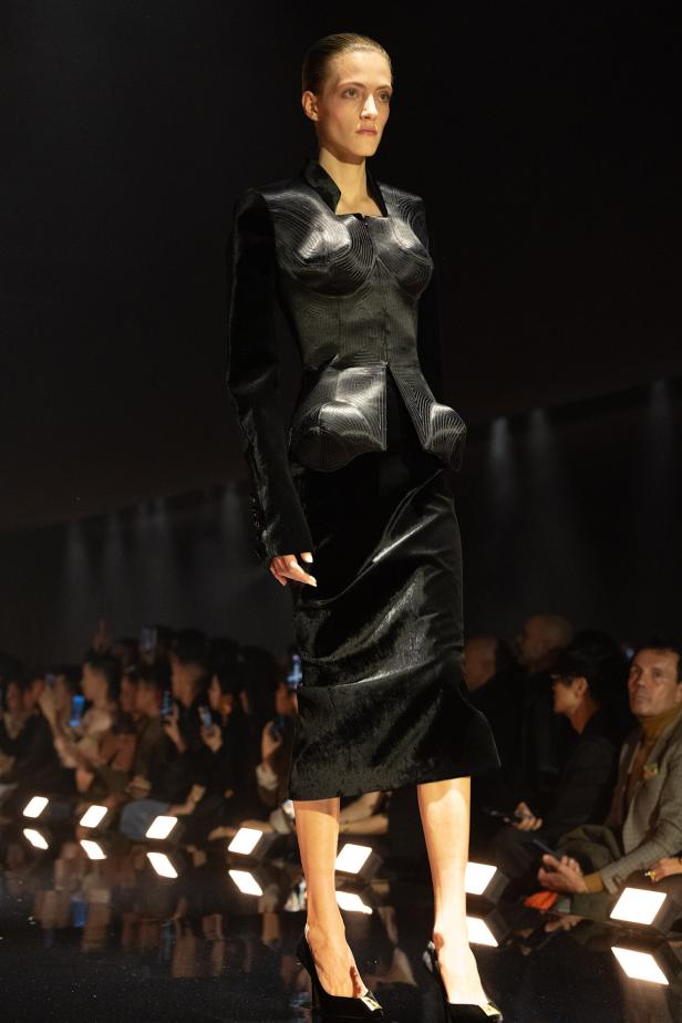 دانيال روزبيري يبرهن اتساع الأزياء الجاهزة لجموح السريالية في Schiaparelli خريف 2026