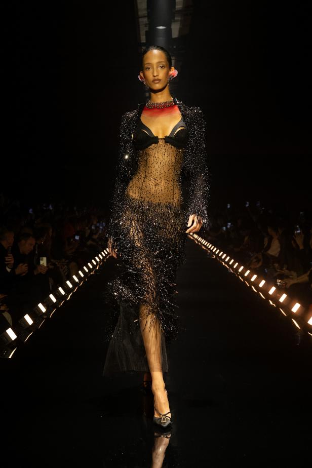 دانيال روزبيري يبرهن اتساع الأزياء الجاهزة لجموح السريالية في Schiaparelli خريف 2026