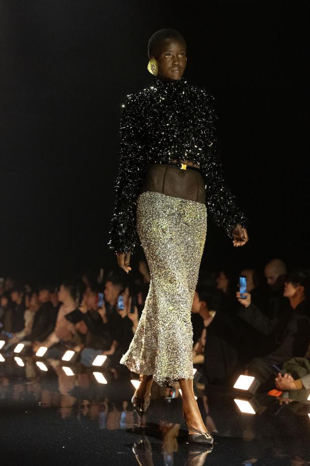 دانيال روزبيري يبرهن اتساع الأزياء الجاهزة لجموح السريالية في Schiaparelli خريف 2026