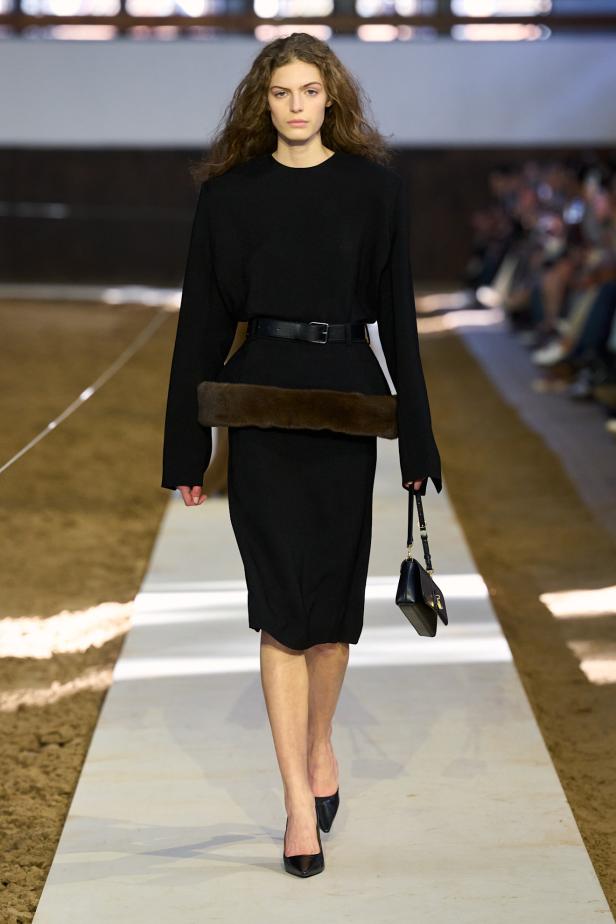 مجموعة ستيلا ماكارتني لخريف وشتاء 2026... سيمفونية الخيول وأناقة الثمانينيات المستدامة