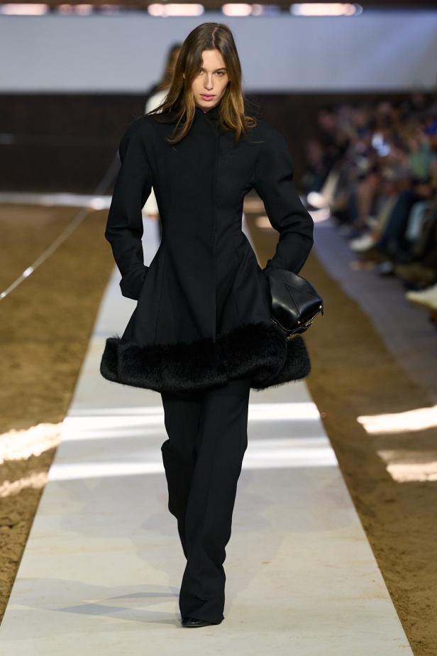 مجموعة ستيلا ماكارتني لخريف وشتاء 2026... سيمفونية الخيول وأناقة الثمانينيات المستدامة