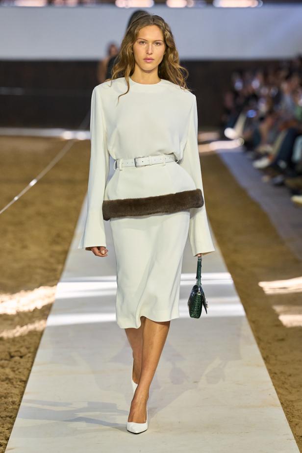 مجموعة ستيلا ماكارتني لخريف وشتاء 2026... سيمفونية الخيول وأناقة الثمانينيات المستدامة