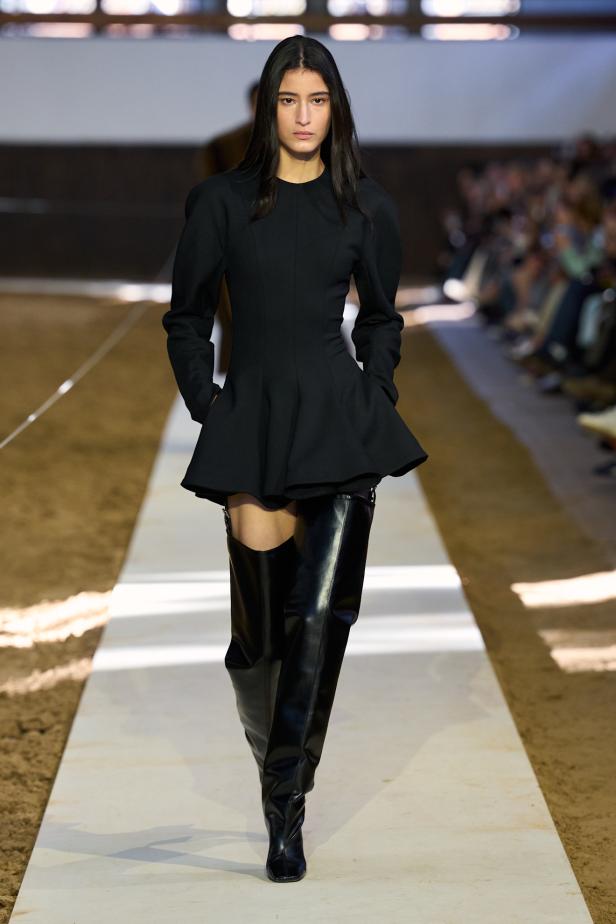 مجموعة ستيلا ماكارتني لخريف وشتاء 2026... سيمفونية الخيول وأناقة الثمانينيات المستدامة