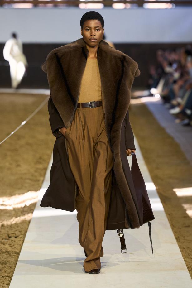 مجموعة ستيلا ماكارتني لخريف وشتاء 2026... سيمفونية الخيول وأناقة الثمانينيات المستدامة