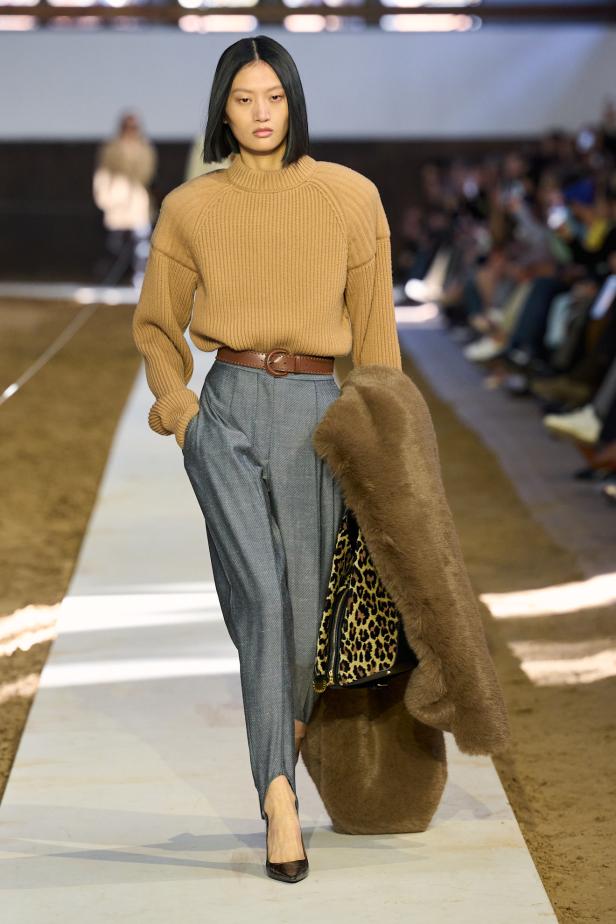 مجموعة ستيلا ماكارتني لخريف وشتاء 2026... سيمفونية الخيول وأناقة الثمانينيات المستدامة