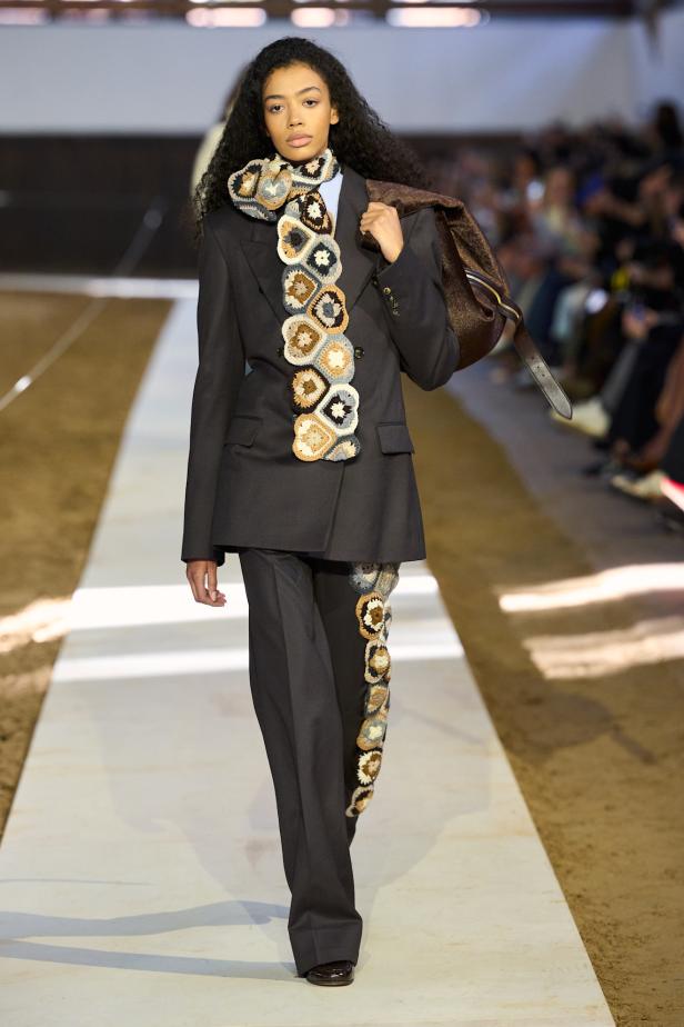 مجموعة ستيلا ماكارتني لخريف وشتاء 2026... سيمفونية الخيول وأناقة الثمانينيات المستدامة