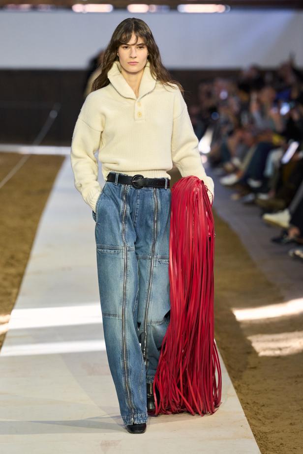 مجموعة ستيلا ماكارتني لخريف وشتاء 2026... سيمفونية الخيول وأناقة الثمانينيات المستدامة