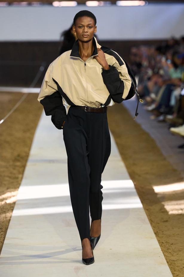 مجموعة ستيلا ماكارتني لخريف وشتاء 2026... سيمفونية الخيول وأناقة الثمانينيات المستدامة